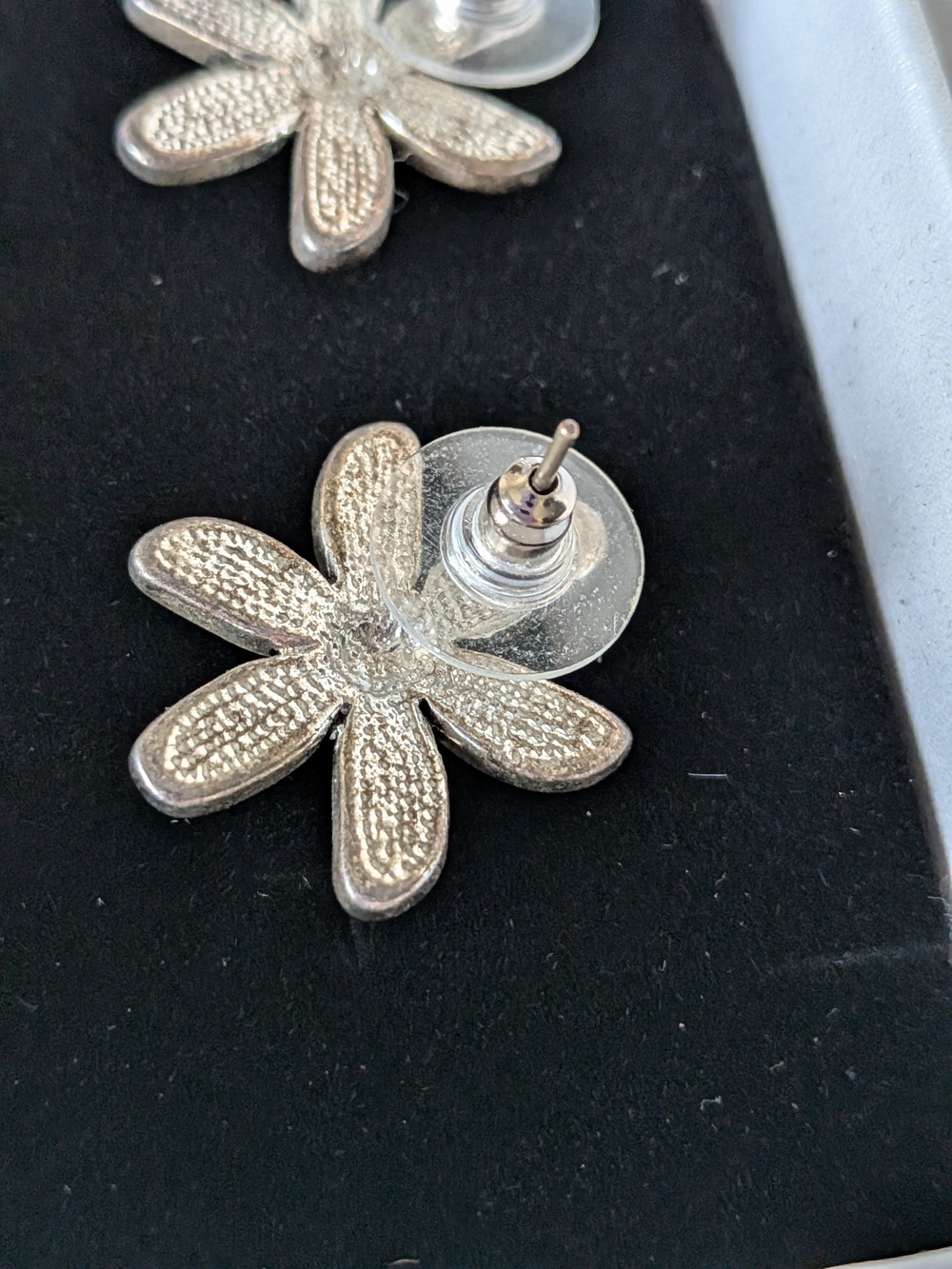 Green Flower Petal Stud Earrings Very Pretty In Person W Gift Box - Picture 5 of 8